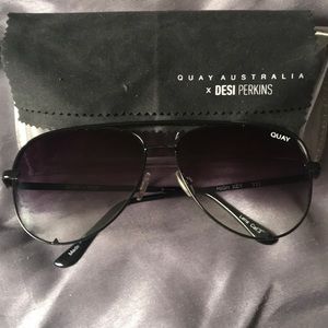 Barely used black oversized aviators by Quay